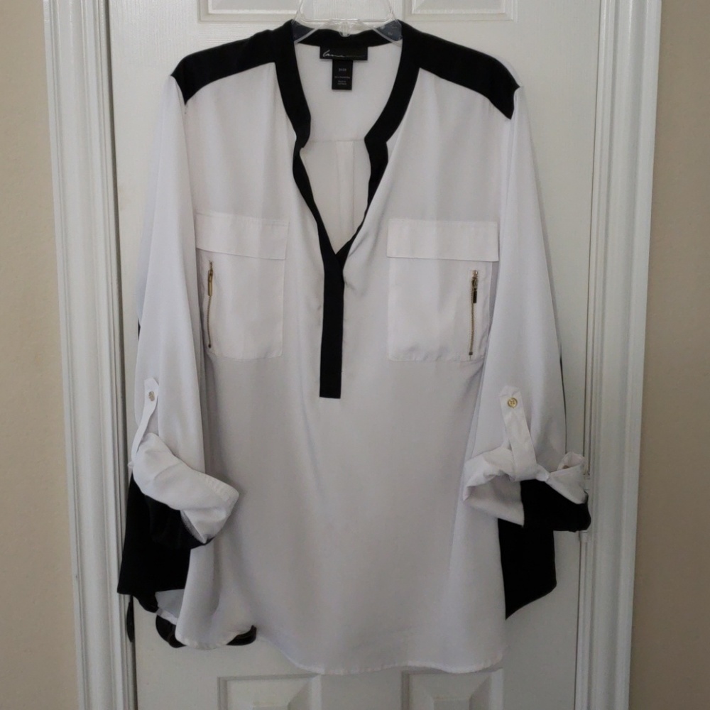 Black and White statement piece!! V-neck tunic